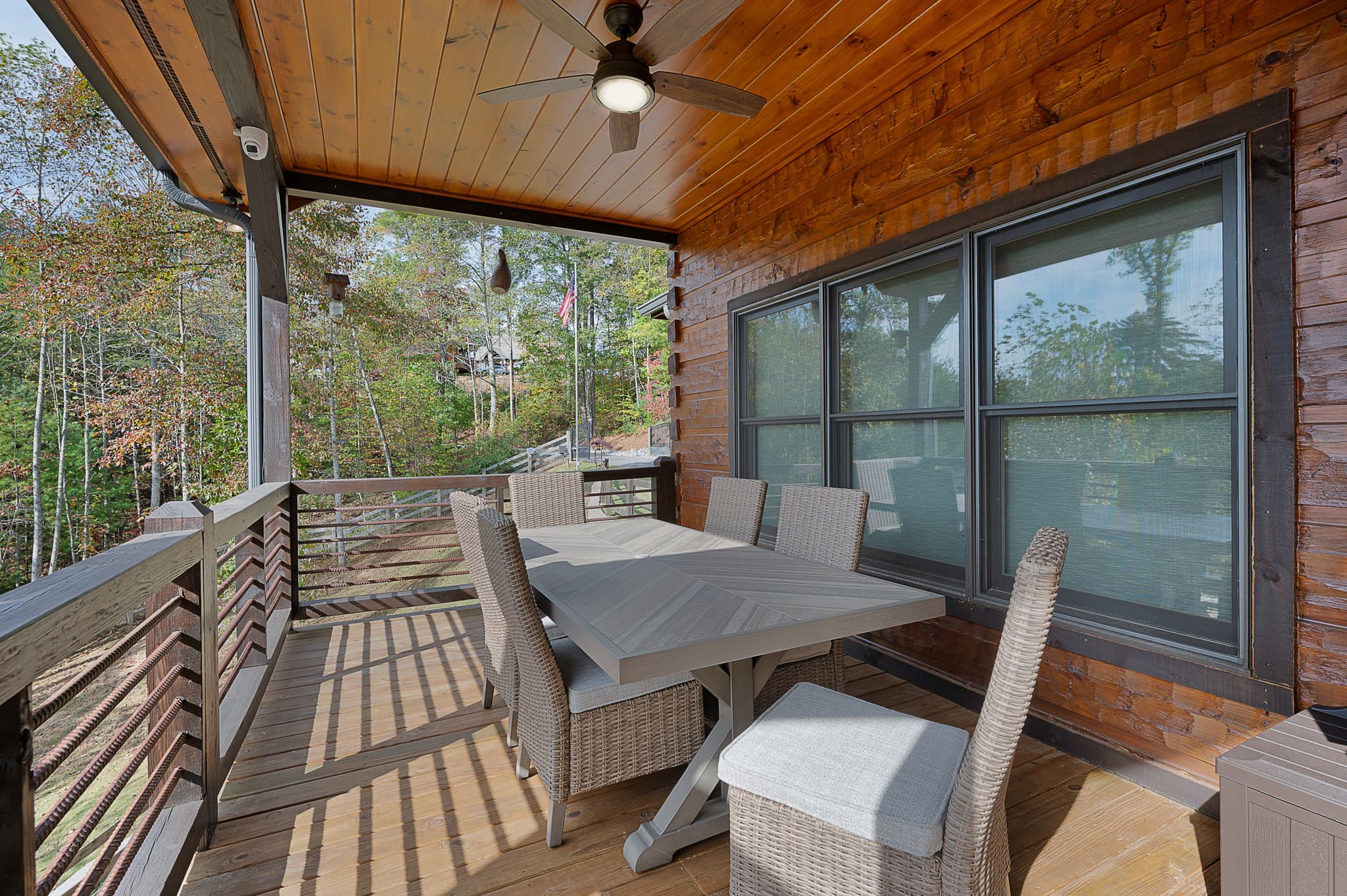 Outdoor dining on the upper deck
